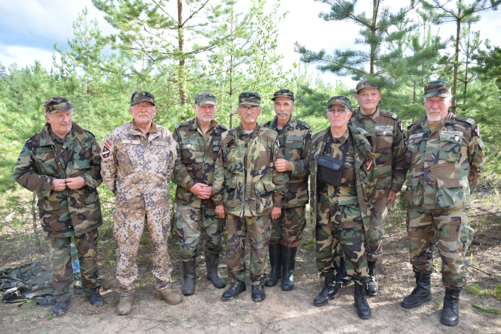 Zemessargi. Veterāni — Laimonis Varslavs (no kreisās), Broņislavs Mačuļskis, Valērijs Vectirāns, Oļģerts Milovidovs, Viktors Kozlovskis, Dainis Nāburgs, Vilnis Mironovs un Juris Vanags.
Autors: Imants Kaziļuns