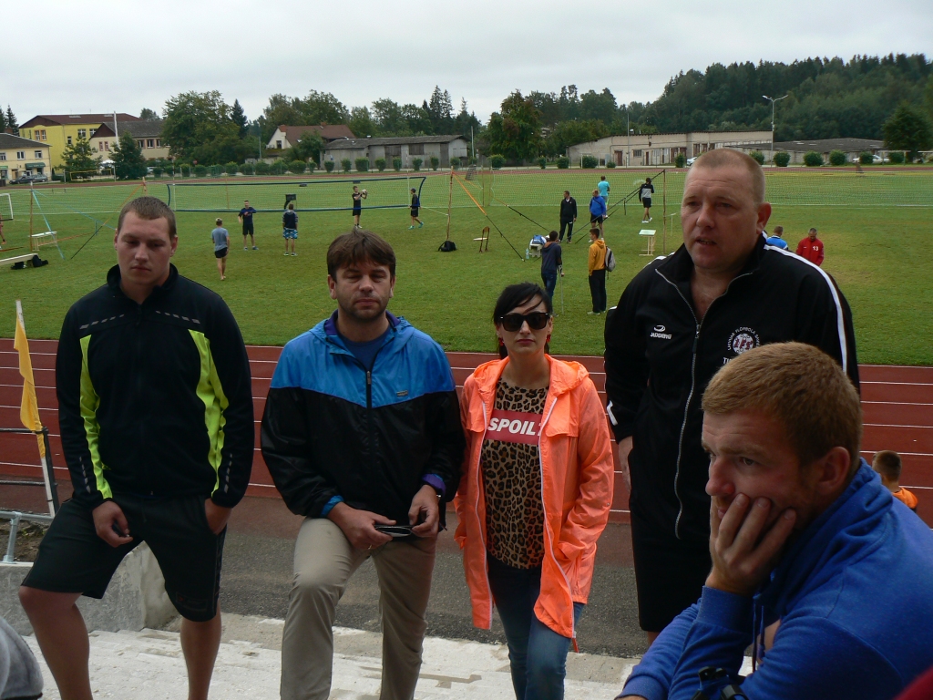 ATBILDĪGS MIRKLIS. Vietējie volejbolisti apspriežas, pirms doties spēles laukumā. 

Autors: Dzintra Sniedze