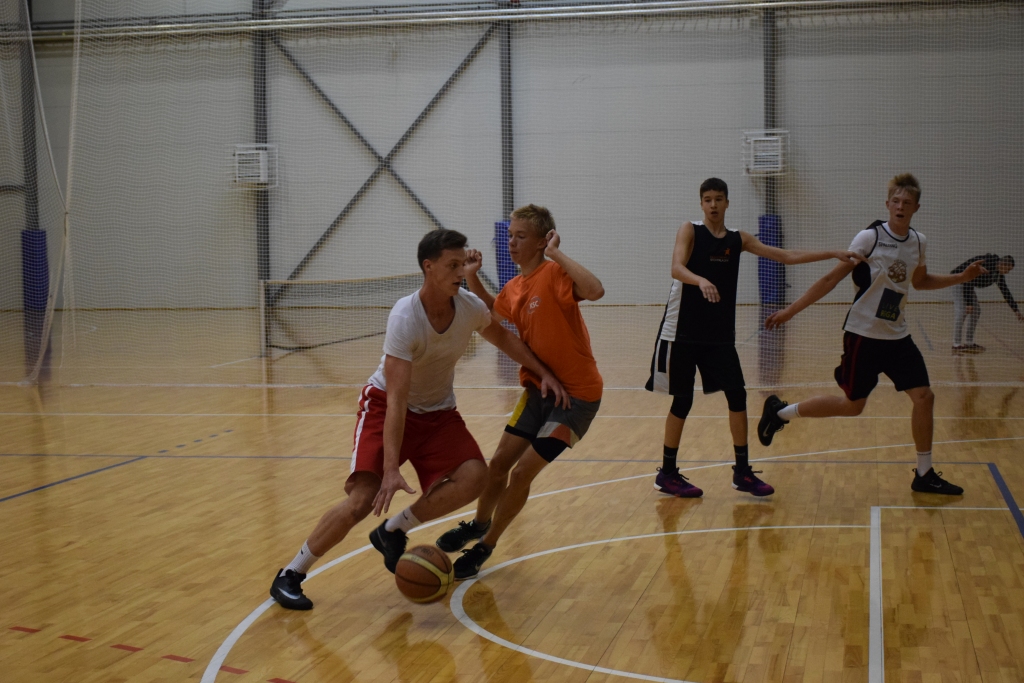 Lietuvieši uzbrukumā. Kaimiņvalsts jaunie basketbolisti sagādāja pamatīgu konkurenci pašmāju spēlētājiem.
Autors: Viesturs Kaktiņš