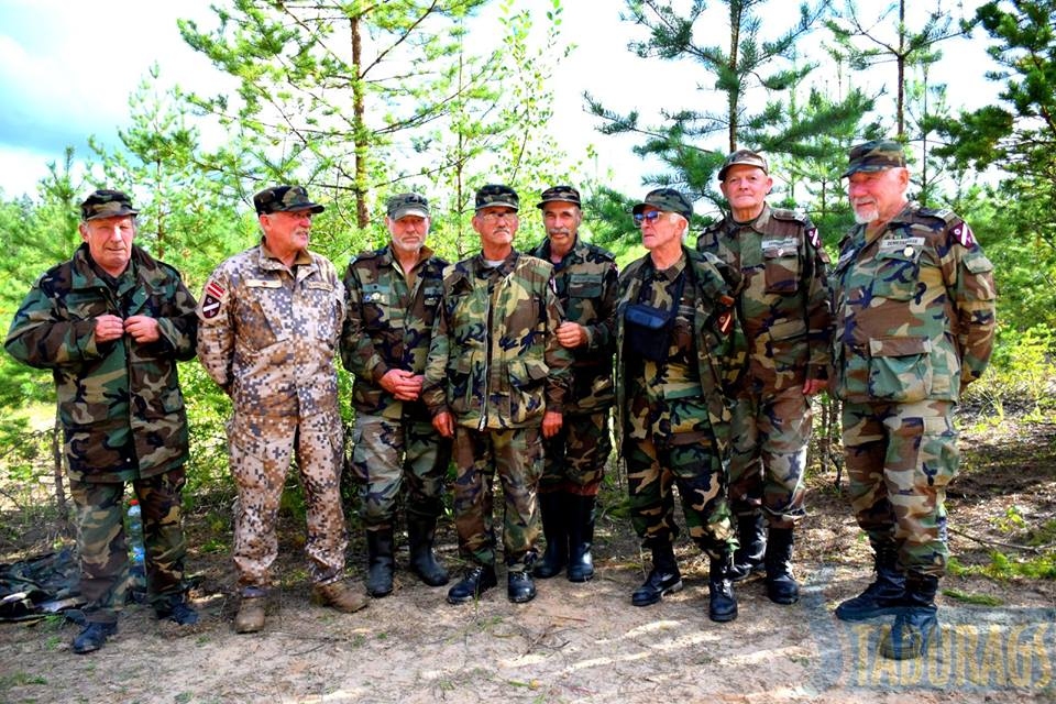 Zemessargi. Veterāni — Laimonis Varslavs (no kreisās), Broņislavs Mačuļskis, Valērijs Vectirāns, Oļģerts Milovidovs, Viktors Kozlovskis, Dainis Nāburgs, Vilnis Mironovs un Juris Vanags.
Autors: Imants Kaziļuns