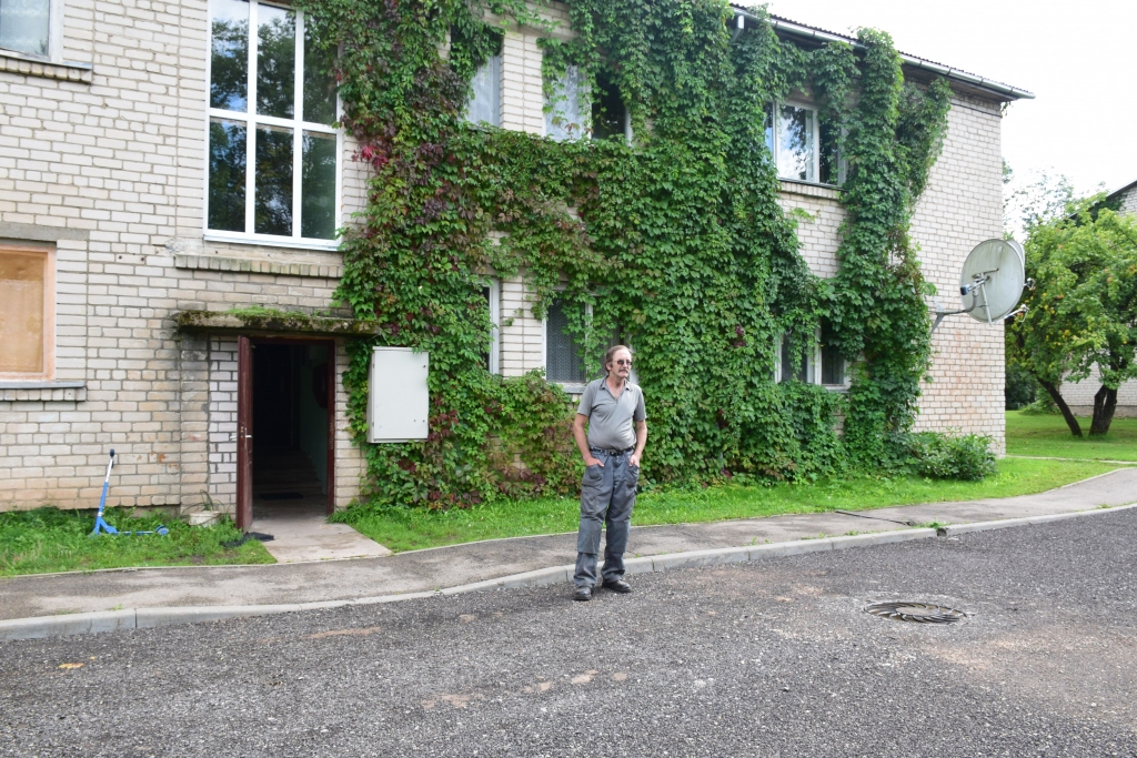 Pagalms bez putekļiem. Līdzās “Silavu” mājai satiktais Iršu pagasta iedzīvotājs Valdis Ābels (attēlā) teic: “Tagad, protams, ir labāk, ienākot pagalmā, vairs nav putekļu un peļķu.”
Autors: Līga Patmalniece