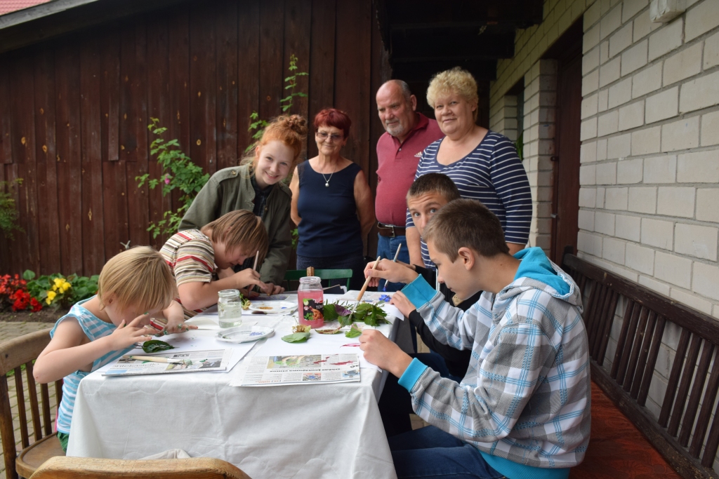 Radošās darbnīcas — Pētera Jansona mājas pagalmā. Radošās darbnīcas vada skrīverietes Agate un Zanda Albekeites. Attēlā — stāv (no labās) Mārīte Pētersone, Pēteris Jansons, Ilze Eniņa un Agate Albekeite.
Autors: Līga Patmalniece