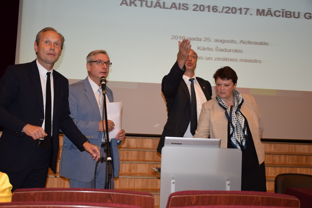 Diskusiju dalībnieki. Izglītības un zinātnes ministrs Kārlis Šadurskis (otrais no kreisās), Aizkraukles novada domes priekšsēdētājs Leons Līdums un IZM Izglītības departamenta direktore Evija Papule. 
Autors: Inga Patmalniece