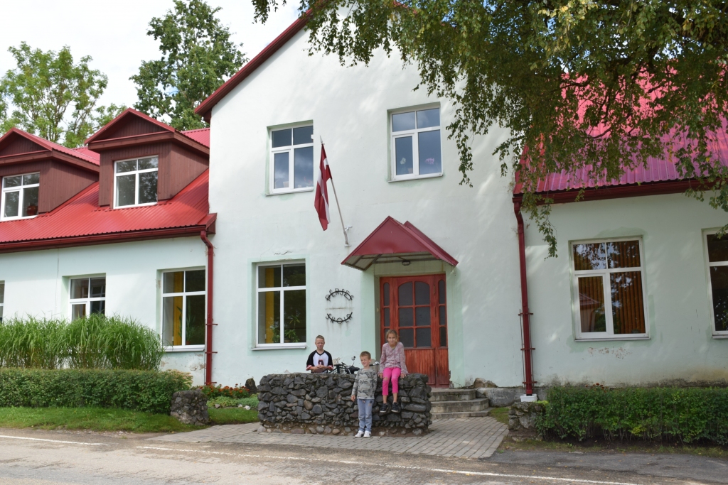 “Mazliet!” — jautāti, vai gribas iet uz skolu, atteic Pērses sākumskolas bērni (attēlā). 
Autors: Līga Patmalniece