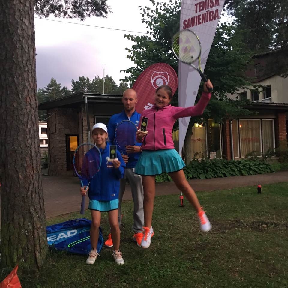 Jaunā čempione. Dārta Vorslava (no labās) pēc Latvijas jauniešu čempionāta kopā ar cīņubiedreni Valēriju Karginu un viņas treneri Ņikitu Švačko.

Autors: no personīgā albuma