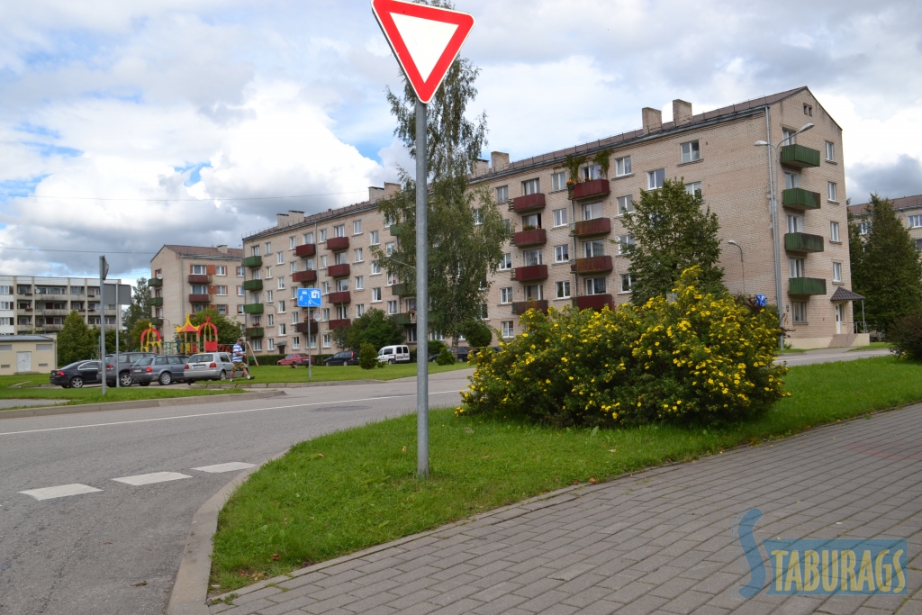 Ar automašīnu izbraucot no veikala “Elvi” puses uz Lāčplēša ielu,  krūmi aizsedz skatu, un brauktuve ir nepārredzama.