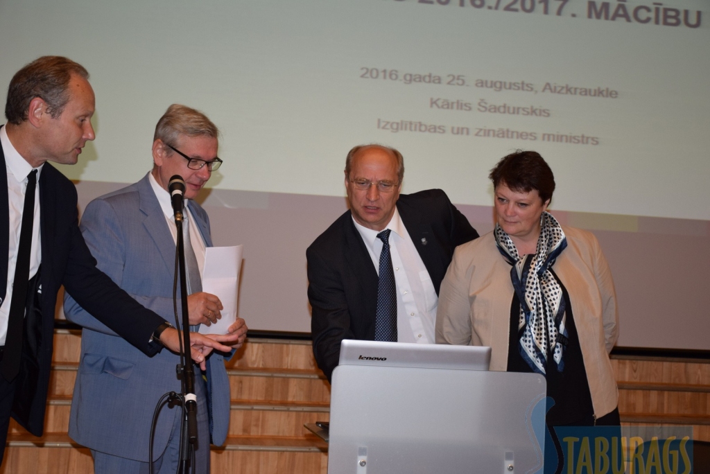 Diskusiju dalībnieki. Izglītības un zinātnes ministrs Kārlis Šadurskis (otrais no kreisās), Aizkraukles novada domes priekšsēdētājs Leons Līdums un IZM Izglītības departamenta direktore Evija Papule. 