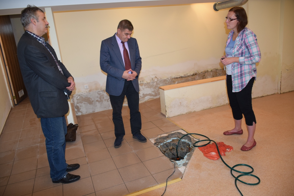 Mitrais pagrabs. Glābjot situāciju, grīdā izkalti caurumi. Skrīveru novada domes izpilddirektors Ansis Martinsons (no kreisās), priekšsēdētājs Andris Zālītis un dienas aprūpes centra direktore Agnese Sprukte-Leitāne. 
Autors: Inga Patmalniece