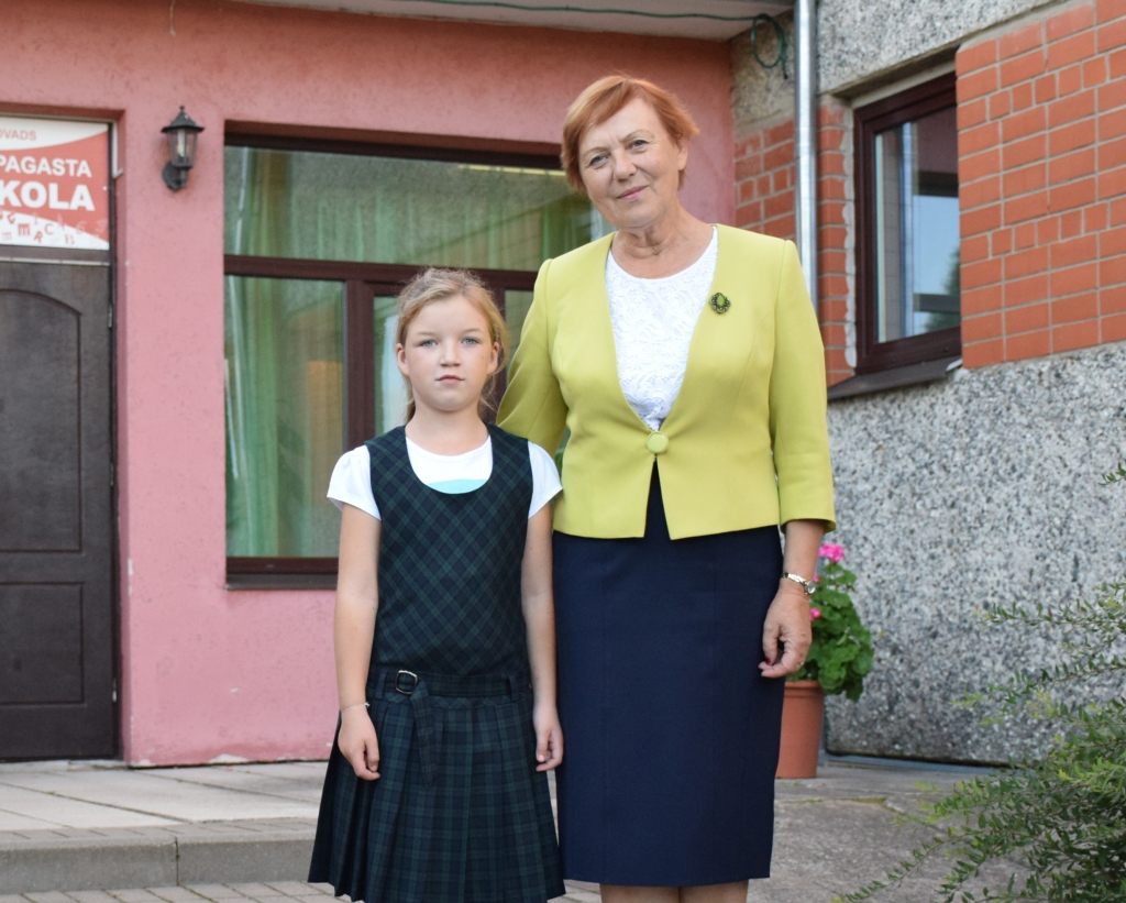 Meitenēm no tumši zaļa un tumši zila rūtota auduma uzšūti sarafāni.
Autors: Līga Patmalniece