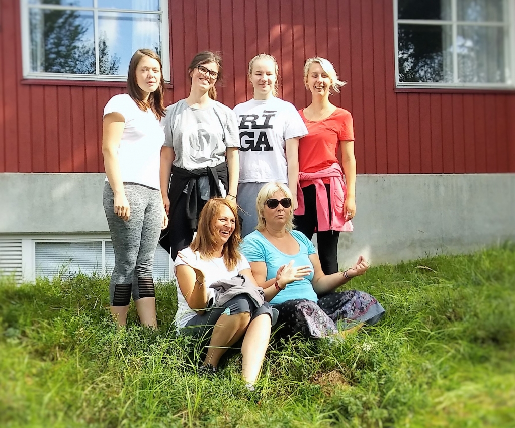 LATVIJAS MEITENES SOMIJĀ: pirmajā rindā no labās — Inguna Juhņeviča un vadītāja Ligita Millere no Taurupes, otrajā rindā no labās — Ieva Cedere, Ieva Niedra un Laura Viktorija Vorpa no Skrīveriem un Sanda Zariņa no Taurupes.                                               
Autors: no I. Juhņevičas albuma