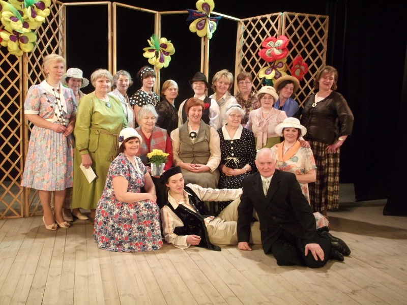 “urgas” — ziņģētāju un stāstnieku vakara “Kokneses Ziņģe” saimnieces.  	
Autors: no “Urgu” arhīva