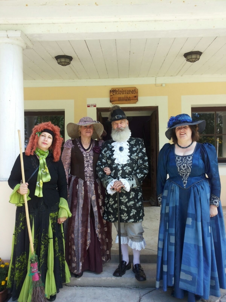 kā sendienās. Ērberģes parka takas palīdzēs iepazīt Zilā dāma (no labās) ar saviem pavadoņiem.                       
Autors: no www.neretasnovads.lv