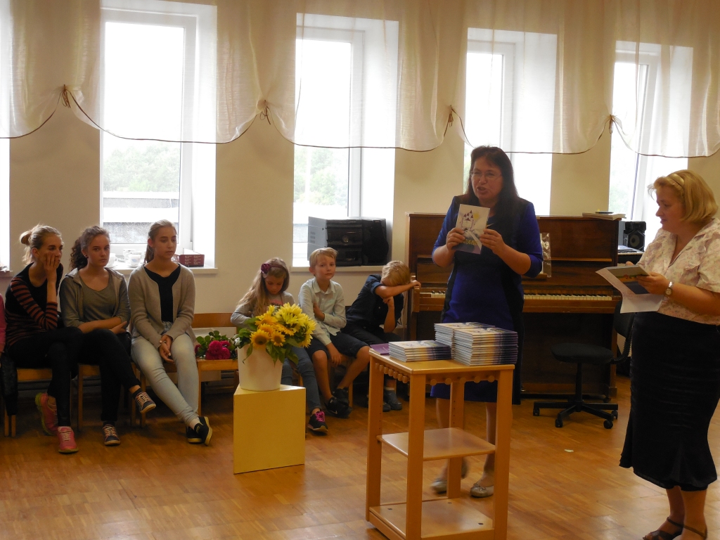 RADOŠI — tā par savu lasītāju darbiem saka Antra Galiņa (no labās) un Gunta Grandāne.

Autors: Sandra Pumpure