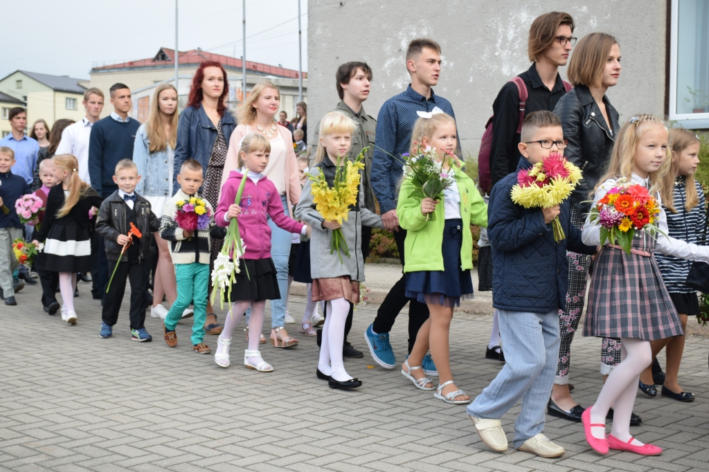 Zinību diena. Lai mazie pirmklasnieki drošāk justos pirmās skolas dienas svinīgajā pasākumā, viņus pie rokas līdz tā norises vietai aizveda 12. klases skolēni. Aizkraukles pilsētas centrālajā laukumā pulcējās ap tūkstoš cilvēku — jaunās izglītības iestādes audzēkņi, skolotāji un vecāki. 

Autors: Agita Grīnvalde-Iruka