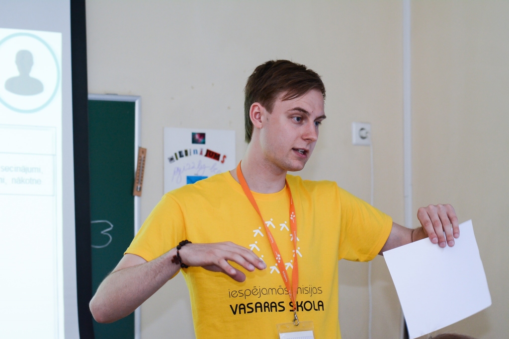 NILS MOSEJONOKS: “Vēlētos, lai ikvienā Latvijas skolā pienāktu laiks, kad skolotāji un skolēni par mērķiem izvirzītu nevis atzīmes, eksāmenus vai olimpiādes, bet gan prasmes, kas iegūstamas mācīšanās procesa laikā.”

Autors: no “Iespējamās misijas”