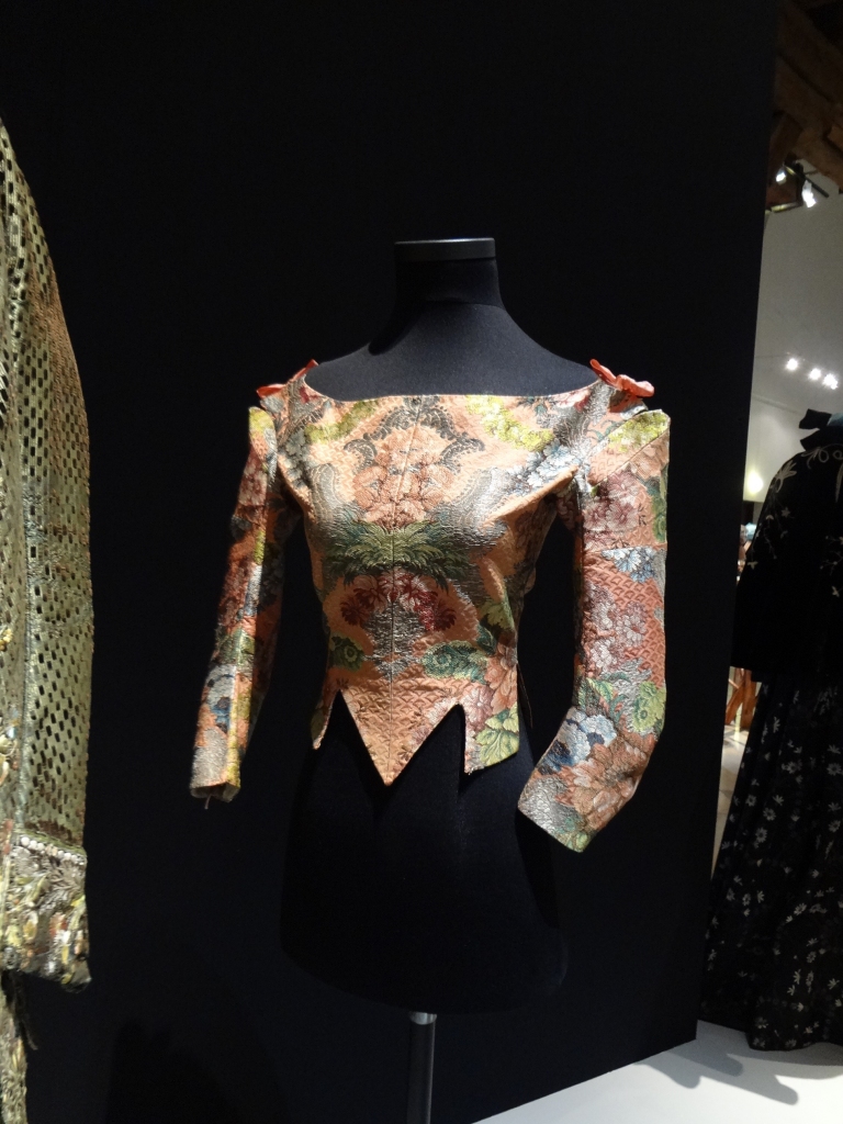 Vēsturiska pieskaņa. Ņieburs no zīda brokāta rokoko stilā (Lielbritānija, 1750. gads).
Autors: Ināra Sudare