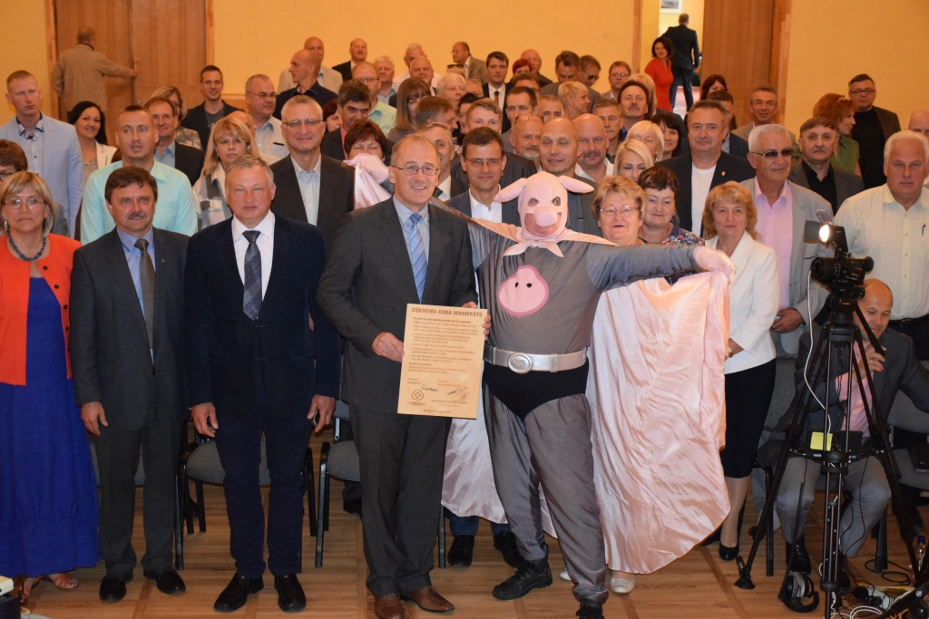 Solījums. 60 Latvijas novadu pārstāvji, tiekoties pašvaldību izpilddirektoru sanāksmē Jaunjelgavā, zvērēja Cūkmenam mīlēt koku kā vērtīgāko Latvijas dabas resursu.
Autors: Guna Skaistkalne