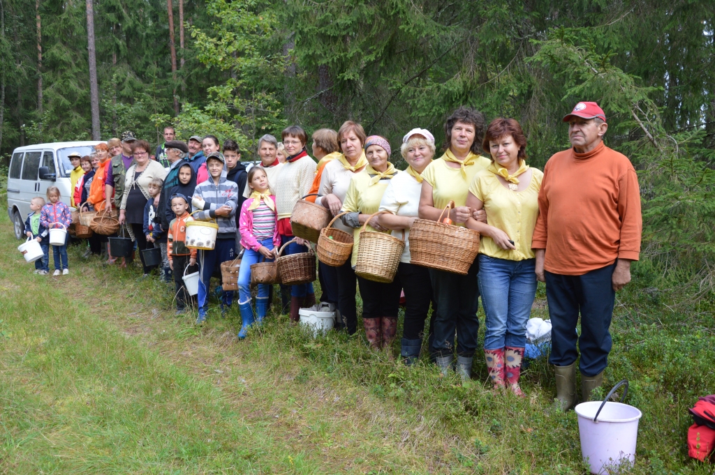 SĒNES, SATURIETIES! Sēņošanas čempionāta dalībnieki apņēmības pilni dodas mežā. 

Autors: Sandris Stūris