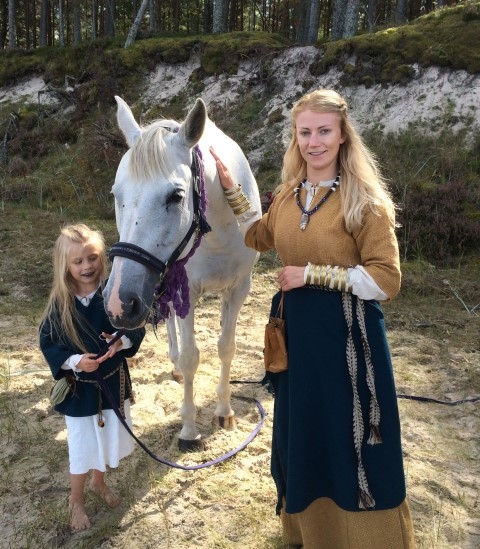 viens no NEAIZMIRSTAMĀKAjiem VASARAS PIEDZĪVOJUMiem Ivetai un Leldei ir piedalīšanās filmas “Nameja gredzens” masu skatos.  
Autors: no Ivetas albuma 