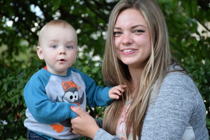 Rojs un mamma Signe.  Vēl nesen bija bezbēdīga dzīve — 18, tagad — patīkamas rūpes un atbildība.
Autors: Imants Kaziļuns