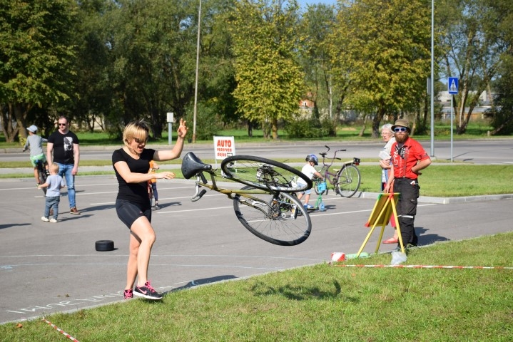Lido tu pa gaisu! Velosipēda mešanā roku iemēģināja arī daiļais dzimums.
Autors: Viesturs Kaktiņš