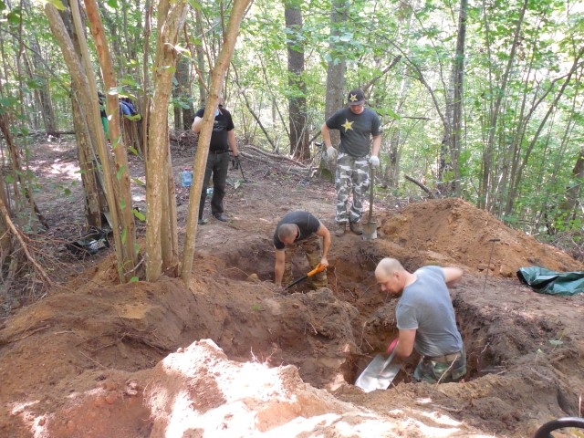 GRŪTS DARBS. Zem pamatīgas zemes kārtas vienu pēc otra izdodas atrast apglabātos karavīrus. 
Autors: Sandra Pumpure