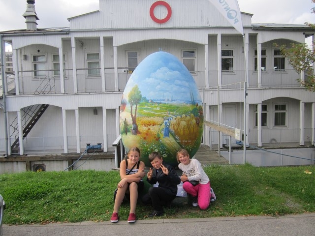 Grāmatas “Garā pupa” atvēršanas svētkos Rīgā piedalījās Aizkraukles novada vidusskolas 4.b klases skolēni Nikola Vāvere (no labās), Adrians Veļčinskis un Elīna Žirnihina.
Autors: Ligita Veļčinska