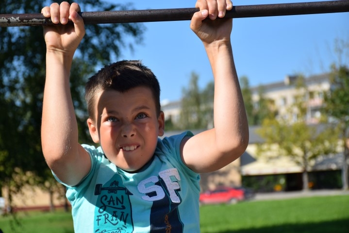 Es to varu! Dalībnieki sakostiem zobiem centās un pūlējās pievilkties pēc iespējas vairāk reižu.
Autors: Viesturs Kaktiņš