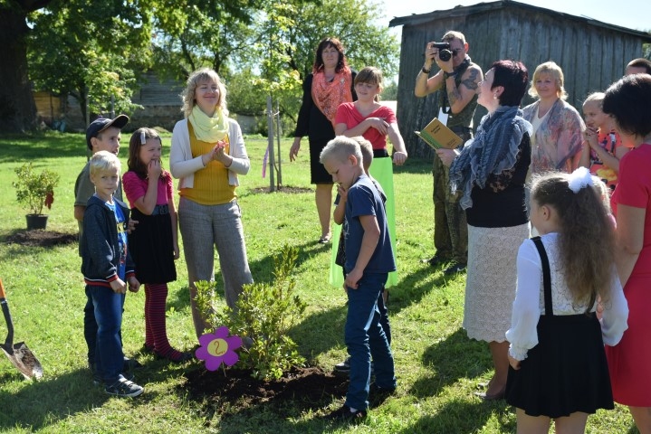 Pērses sākumskolas 2. klase savu darbu paveikusi. Dzejas rindas tikko iestādītajam rododendram lasa pagasta bibliotekāre Dace Grele.
Autors: Imants Kaziļuns