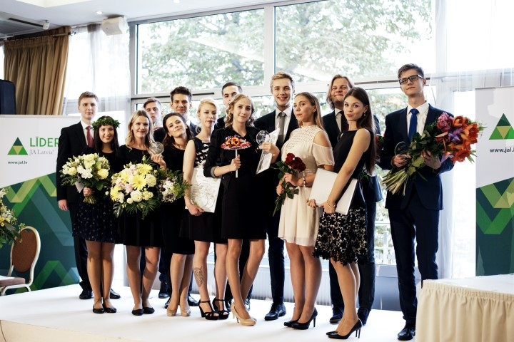 LĪDERI. Programmu veiksmīgi pabeidza arī divi Aizkraukles reģiona jaunieši — Gints Kapteinis (otrajā rindā pirmais no labās) un Laura Timko (pirmajā rindā trešā no labās).
Autors: no biedrības “Junior Achievement Latvija”