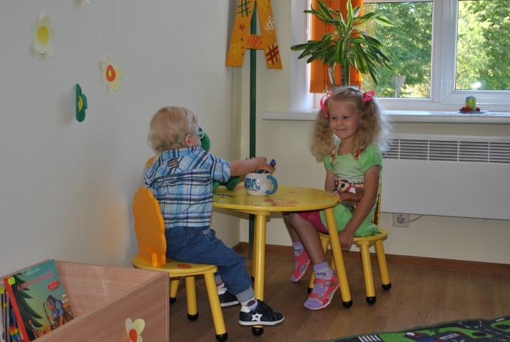 PAŠIEM SAVA LASĪTAVA Sērenes pagasta bibliotēkā nu ir arī bērniem, un vismazākie apmeklētāji tajā var pat rotaļāties un zīmēt. Par to prieks mazajiem sēreniešiem Kristiānai Apsītei un Raivim Peipiņam. 
Autors: Elita Brovacka