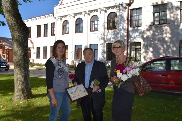 Vairāk nekā divdesmit reižu mērots ceļš no Amerikas uz Latviju. Vaira Lejniece (no kreisās), Marģers Caune un Astrīda Trautmane.