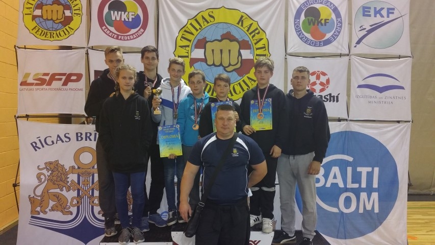 KLUBA “KADZAN” karatisti sacensībās allaž gūst godalgotas vietas. Kopā ar treneri Igoru Fetkuļinu.
Autors: no kluba arhīva