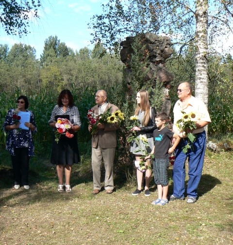 Goda viesi. Bebru pagastā notika ceturtais atceres pasākums, pieminot kartupeļu dumpi un tā varonīgos dalībniekus. Skolotāja Ieva Puniņa (no kreisās), Bebru pagasta pārvaldes vadītāja Ilze Pabērza un dumpinieku pēcteči — Leo Preiss, Dārta un Kārlis Unguri, Guntis Ungurs.
Autors: Anita Liepiņa