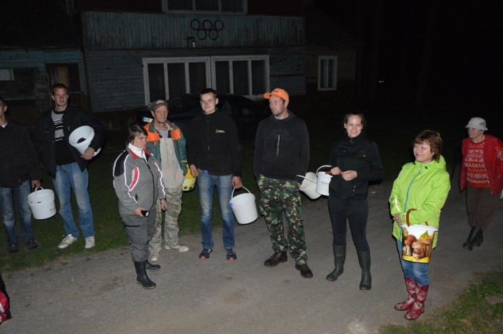 PRETIM PIEDZĪVOJUMAM dodas nakts sēņošanas sacensību dalībnieki. 
Autors: Sandris Stūris