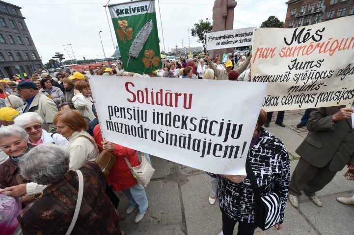 Strēlnieku laukumā pulcējās ap 1000 senioru. Šoreiz sapulcē piedalījās mazāk cilvēku no lauku reģoniem, taču bija pārstāvētas dažādas Latvijas vietas.   
Autors: LETA, Edija Pālēna foto