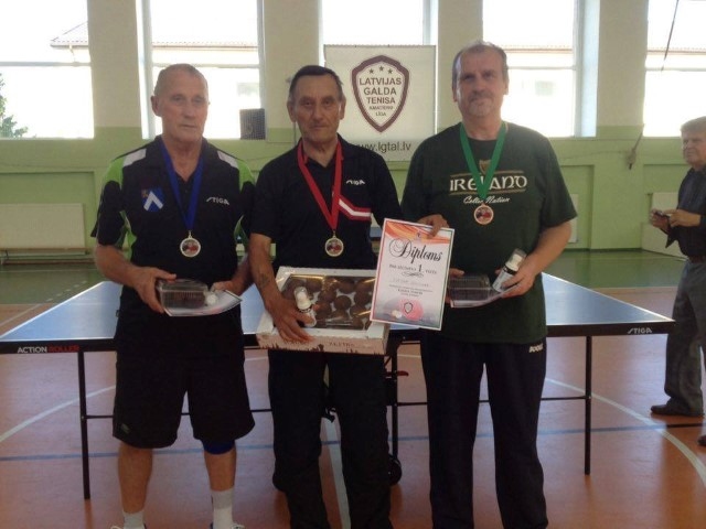Uzvarētāji. Zigmants Gulbis (no kreisās), Jurijs Glotovs un Staņislavs Šurpickis.
Autors: no Latvijas galda tenisa amatieru līgas