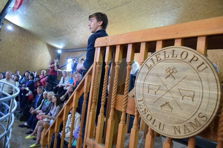 Izsoles dienā te valda azarts. Kaspars Ādams, “Liellopu izsoļu nama” vadītājs, ir kā režisors, kas vada kolorīto pirkšanas un pārdošanas izrādi.
Autors: Imants Kaziļuns