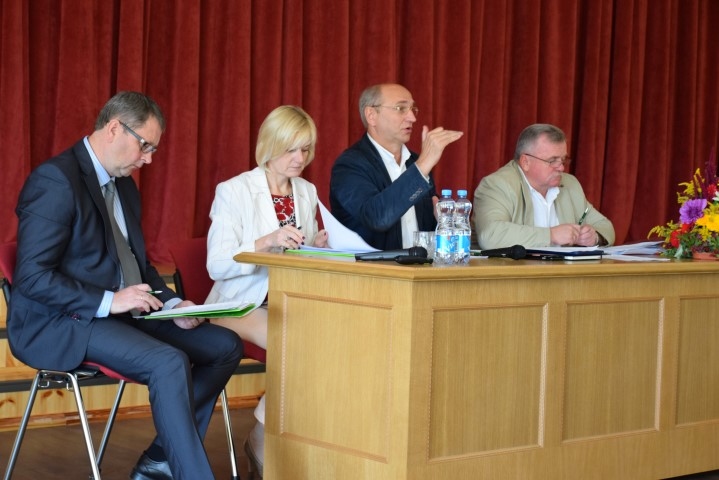 Attīstības padomes sēde Koknesē. ZPR izpilddirektors Valdis Veips (no labās), ZPR Attīstības padomes priekšsēdētājs Leons Līdums, ZPR administrācijas vadītāja Santa Ozola un Kokneses novada domes priekšsēdētājs Dainis Vingris.
Autors: Līga Patmalniece