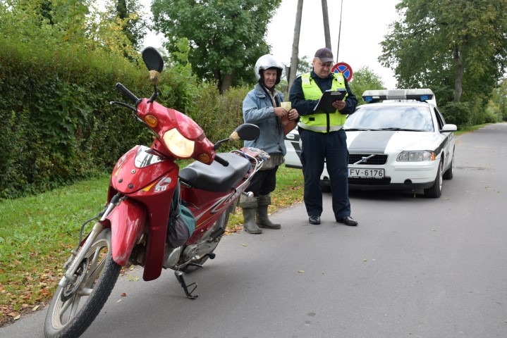 “Likums paliek likums!” saka Modris (no kreisās), saņemot brīdinājumu no inspektora Gundara Linmeijera. 
Autors: Līga Patmalniece