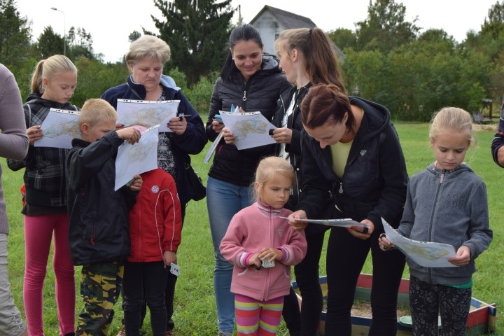 Pirms starta. Dalībniekiem bija jāatrod kartē atzīmētie punkti. 
Autors: Krista Kupča