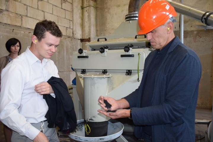 DEMONSTRĒ PRODUKCIJU. SIA “VVV Recycling” piederošās riepu pārstrādes rūpnīcas līdzīpašnieks Valts Ratkevičs rāda sagatavotās gumijas granulas. Paberzējot tās plaukstās, gumijas smaku uz rokām pat just nevar.
Autors: Guna Skaistkalne