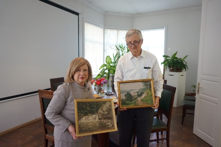 Vizuālas atmiņas par zudušo. Baiba Rudzīte-Pinne “Kokneses fonda” padomes priekšsēdētājam Vilim Vītolam nodod divas Paula Šprenka gleznas.
Autors: no Likteņdārza