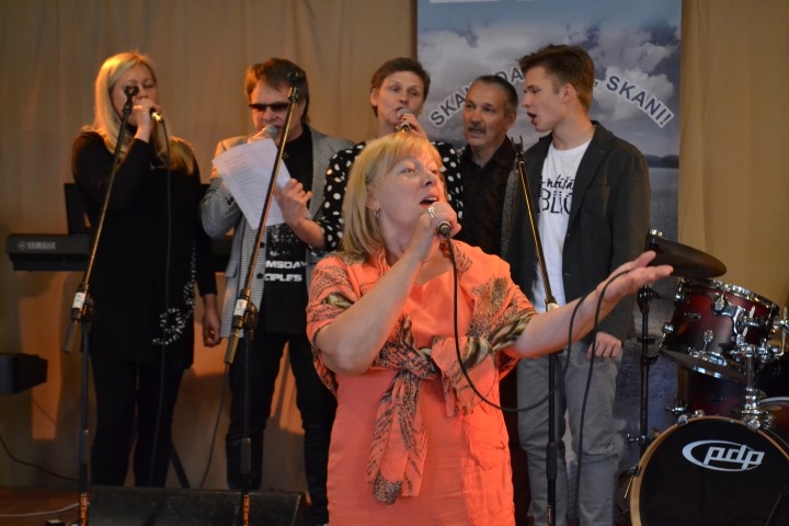 Sirsnīgās kopā sanākšanas iniciatore Anita Ostrovska (priekšplānā).