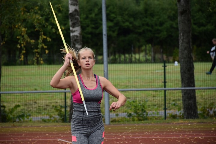 Amanda Malatkovska, trenera Mārtiņa Holsta audzēkne, ir daudzpusīga sportiste, šoreiz visveiksmīgāk padevās diska mešana — viņai pirmā vieta!
Autors: Viesturs Kaktiņš