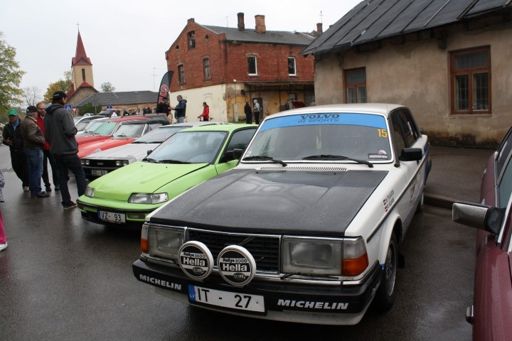 KAUT KUR REDZĒTS — sprieda pasākuma apmeklētāji. 
Autors: Sandra Pumpure