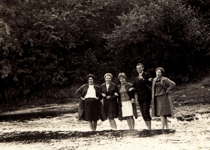 Pie Abavas rumbas. Kokneses delegācijas pārstāvji: Mirdza Parole (no kreisās), ciema padomes priekšsēdētāja, Genovefa Riekstiņa, kultūras nama direktore, Stefānija Bičkoviča, ciema padomes lietvede, Kārlis Krūmiņš, pastāvīgās lauksaimniecības komisijas priekšsēdētājs, un Rita Pētersone, ciema padomes sekretāre. 
Autors: o Kārļa Krūmiņa albuma