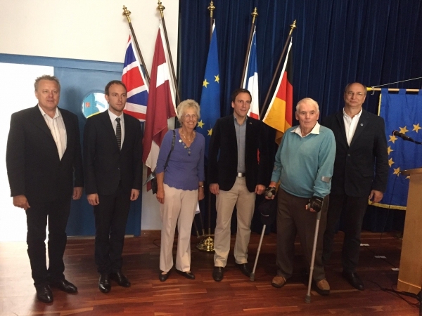 Aizkraukles mērs Leons Līdums (pirmais no labās) Vācijas pilsētā Epšteinā kopā ar citiem konferences dalībniekiem.
Autors: no Leona Līduma albuma