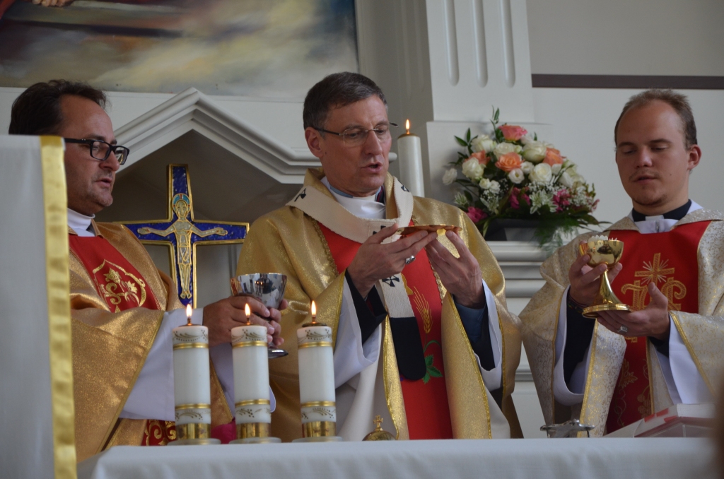 Svētā mise. Priesteris Māris Ozoliņš (no kreisās), arhibīskaps metropolīts Zbigņevs Stankevičs un priesteris Pēteris Skudra. 
Autors: Inga Patmalniece