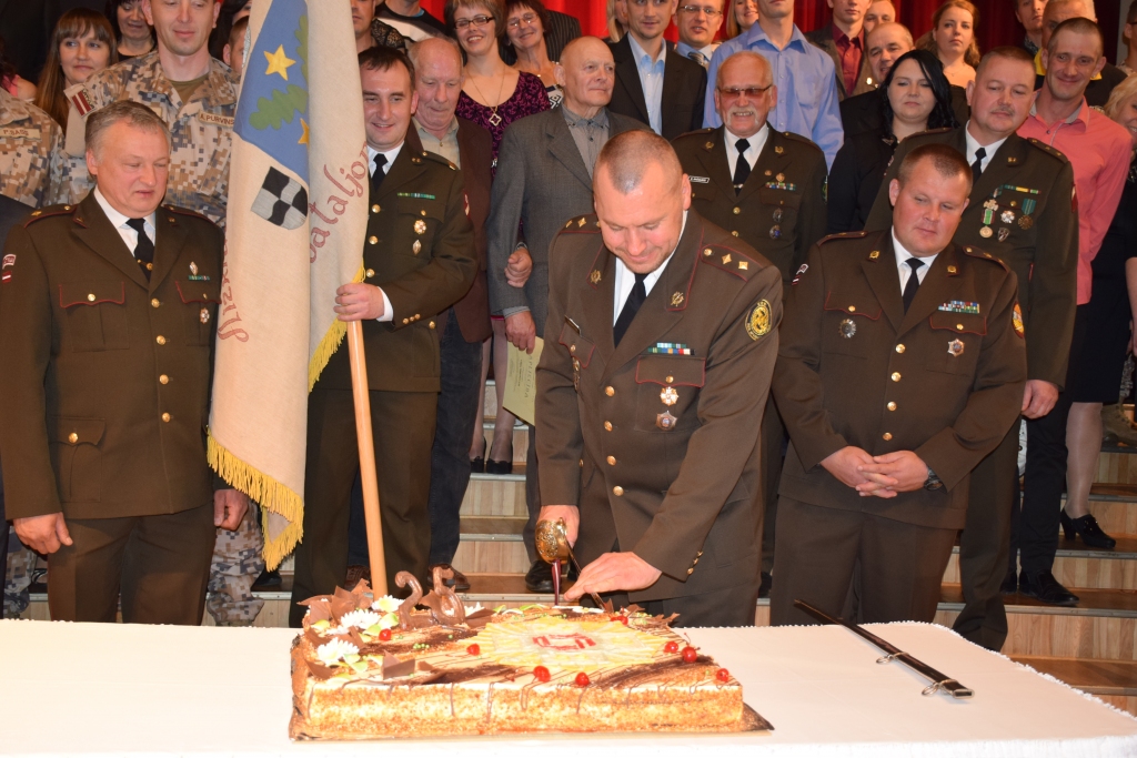 Jubilejas svinības. Zemessardzes 55. kājnieku bataljona komandieris Ingus Manfelds tradicionāli ar zobenu griež pirmos jubilejas tortes gabaliņus. Tam uzmanīgi seko visi bataljona 25 gadu jubilejas svinību viesi, kas pirms tam aicināti uz kopīgu fotografēšanos. 
Autors: Guna Skaistkalne